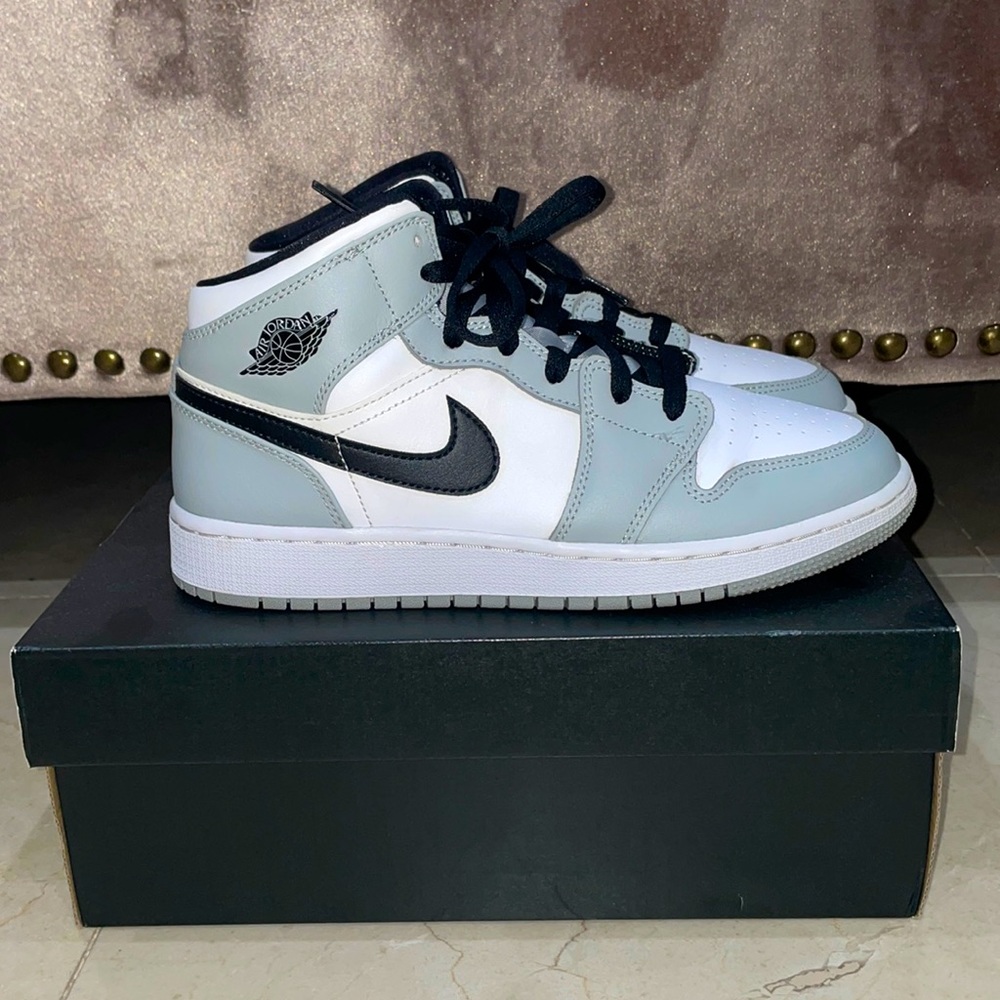 Jordan 1 Mid (GS) - Light Smoke Grey
